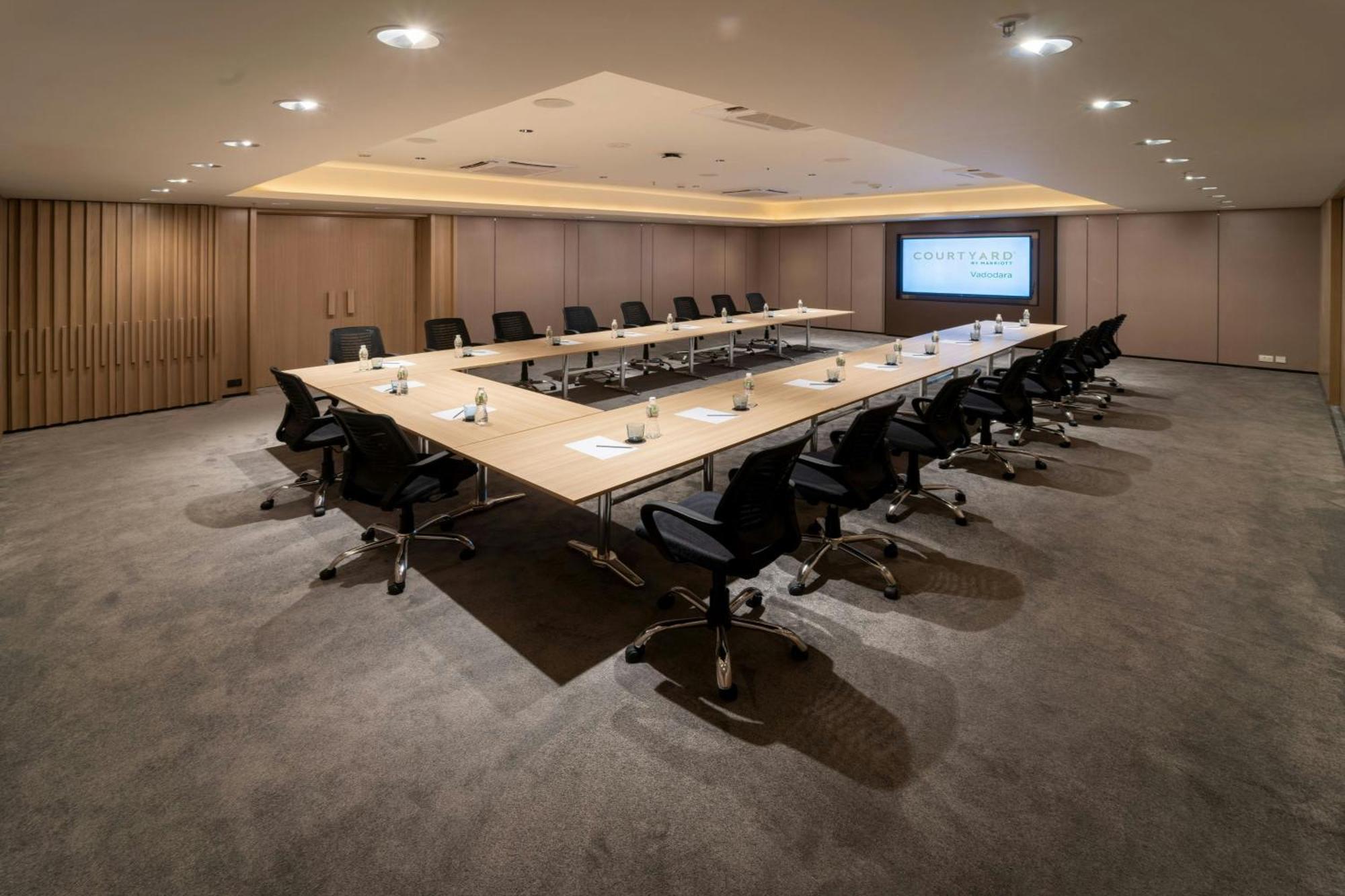 Courtyard By Marriott Vadodara Ngoại thất bức ảnh