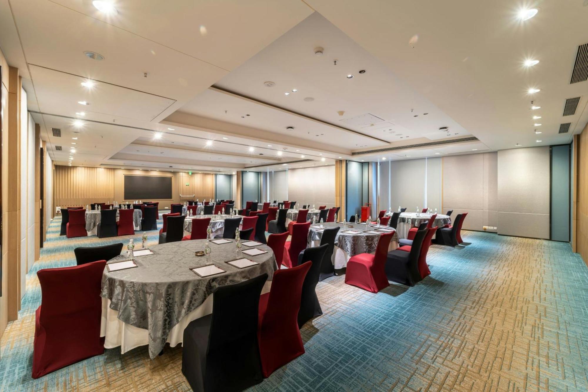 Courtyard By Marriott Vadodara Ngoại thất bức ảnh